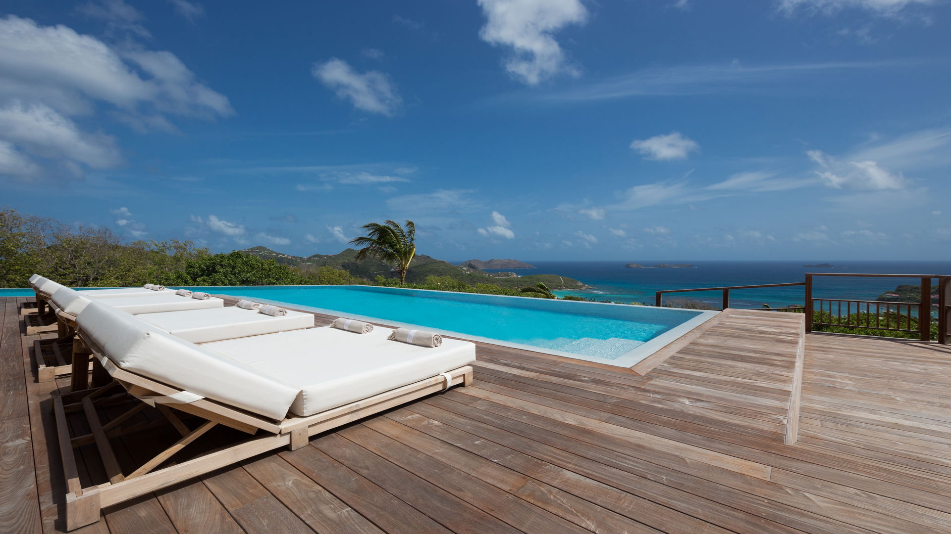 POOL & TERRACE