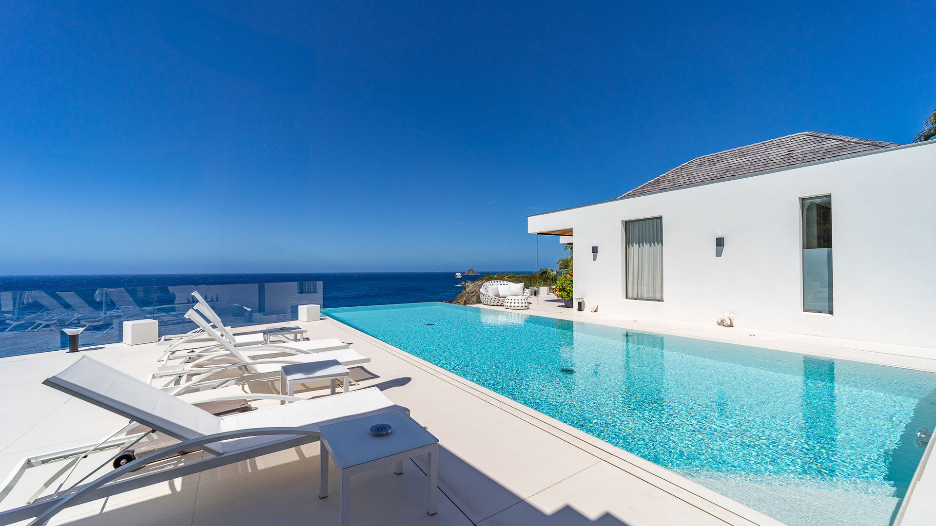 POOL & TERRACE