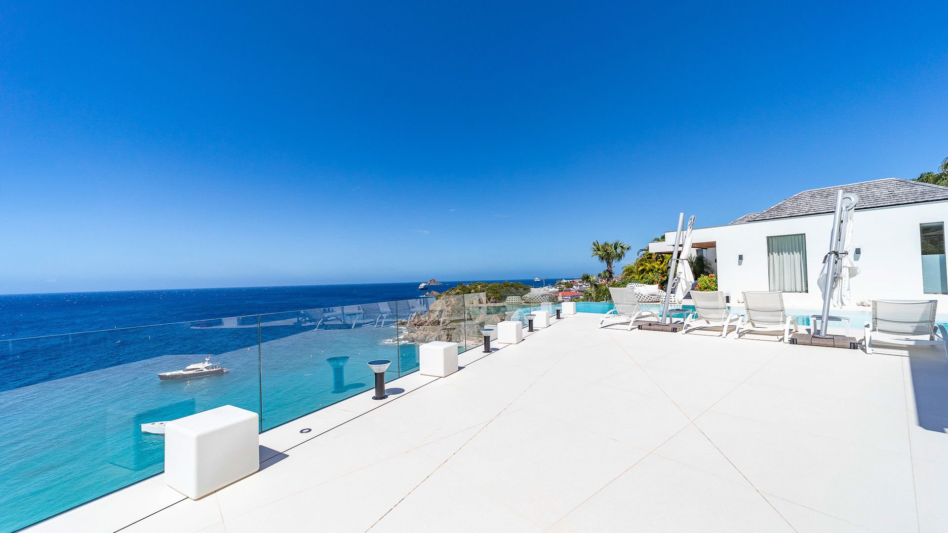 POOL & TERRACE