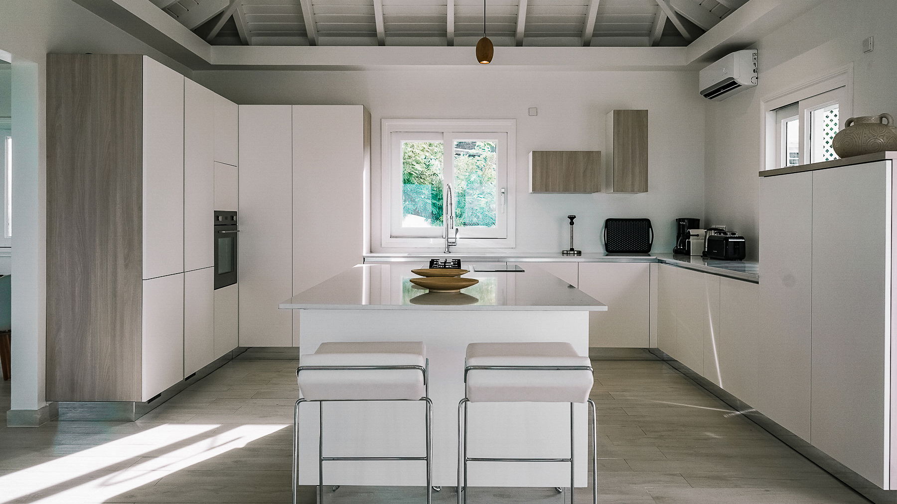 KITCHEN & DINING AREA