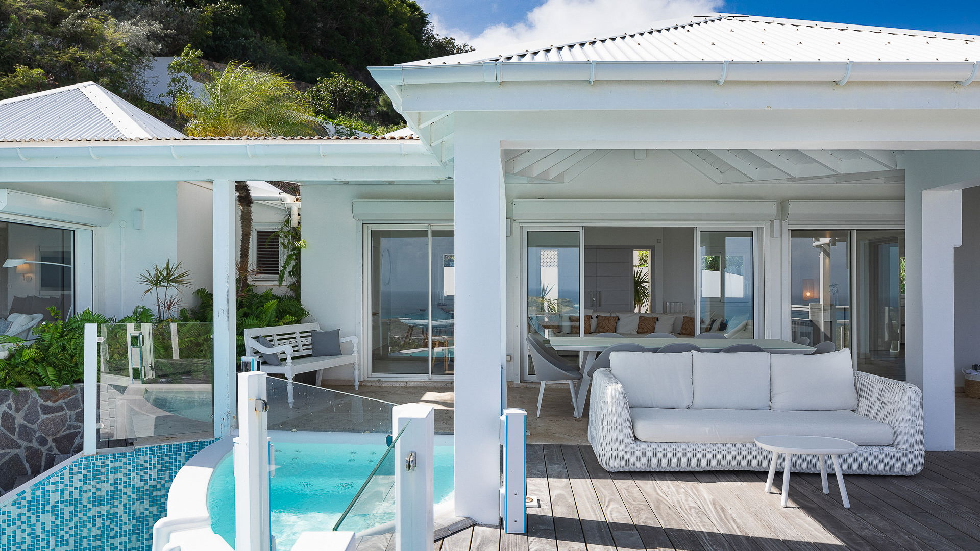 OUTDOOR LOUNGE AREA