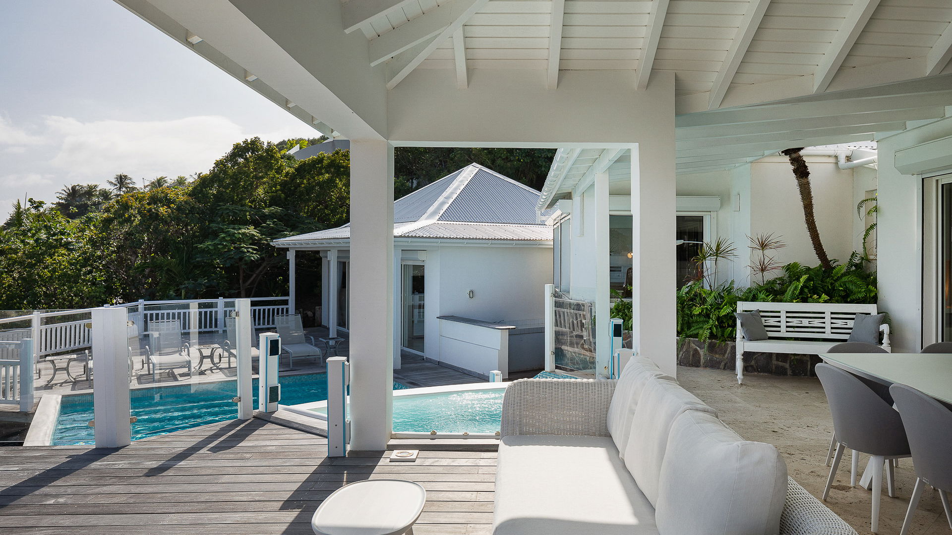 OUTDOOR LOUNGE AREA