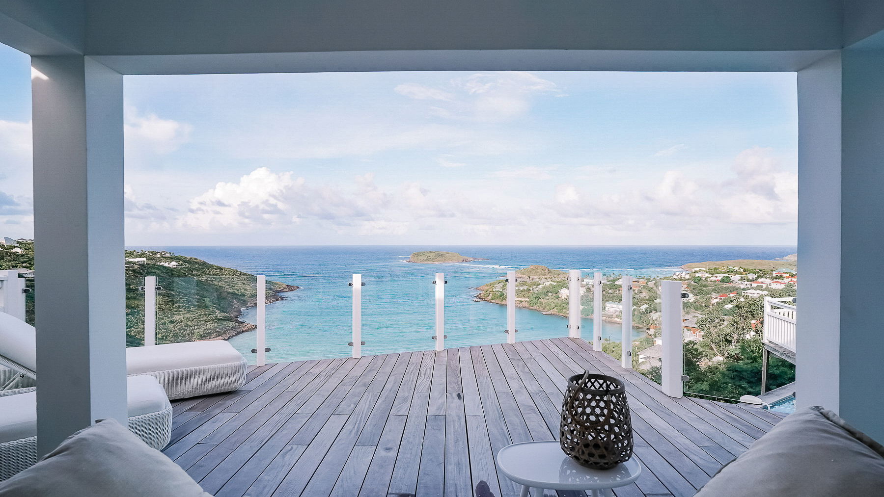 OUTDOOR LOUNGE AREA