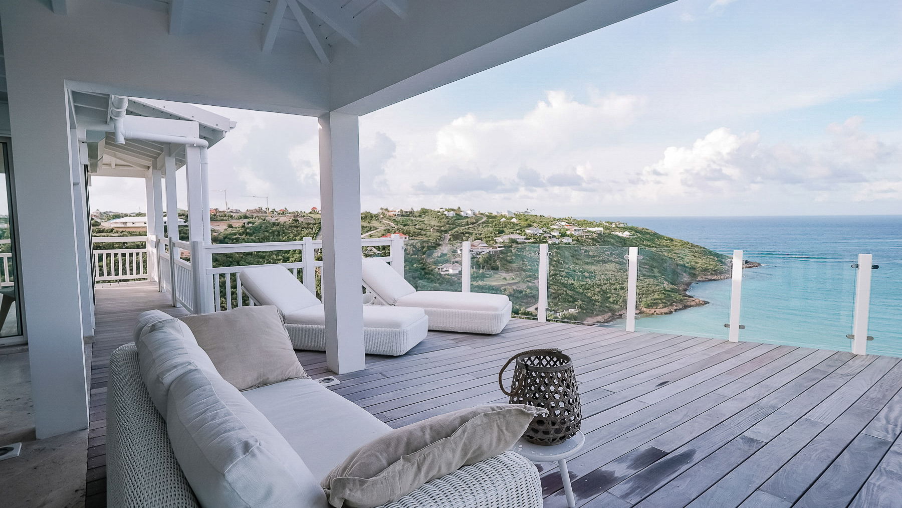 OUTDOOR LOUNGE AREA