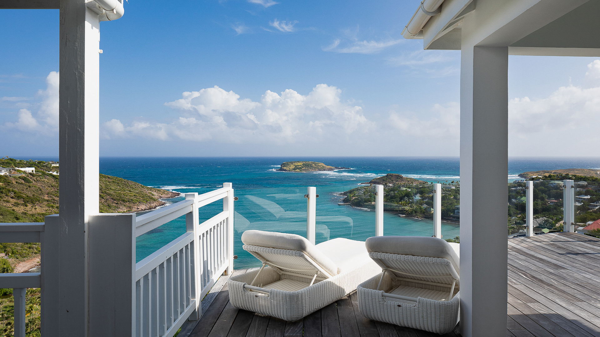 OUTDOOR LOUNGE AREA