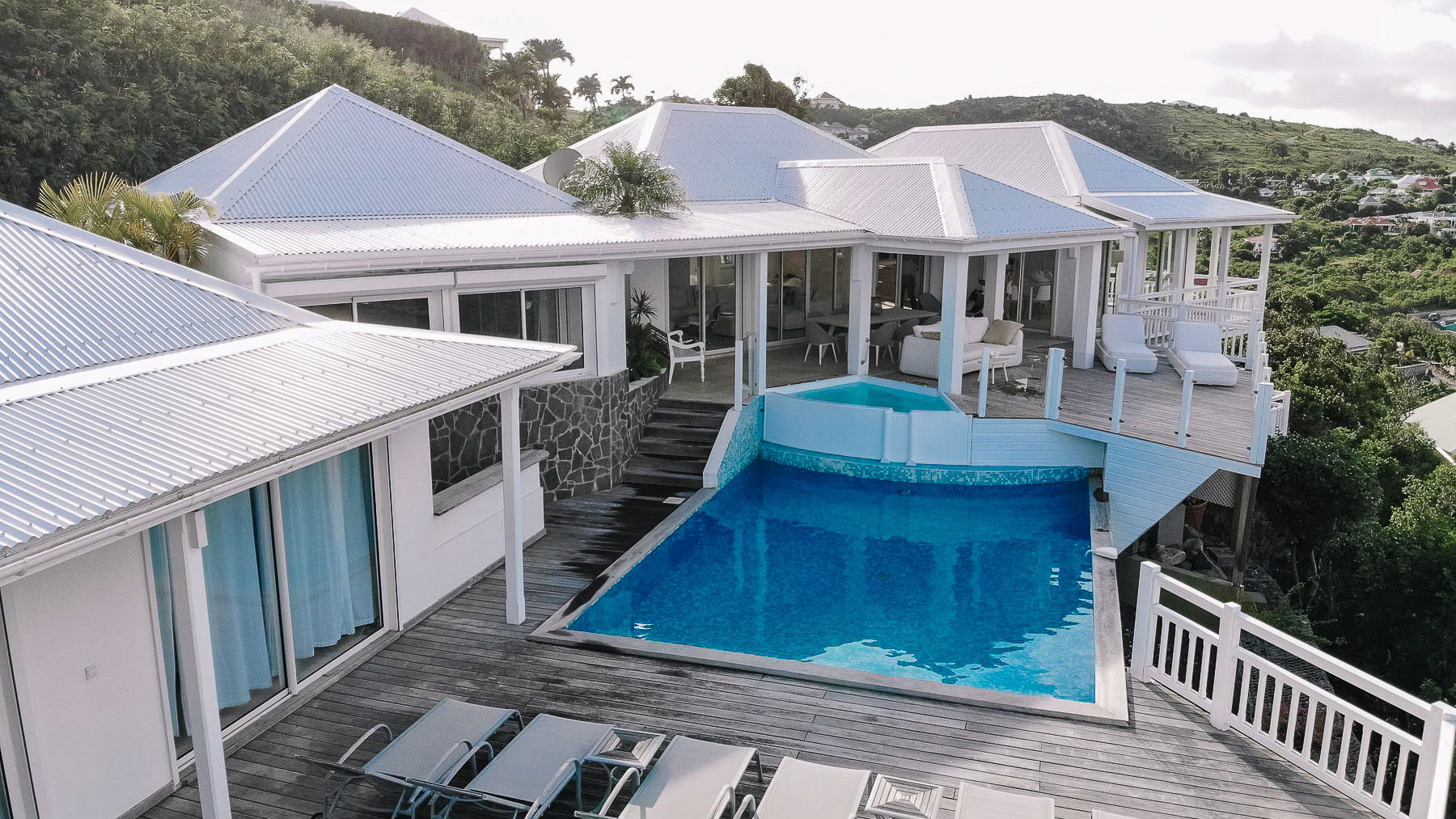 POOL & TERRACE