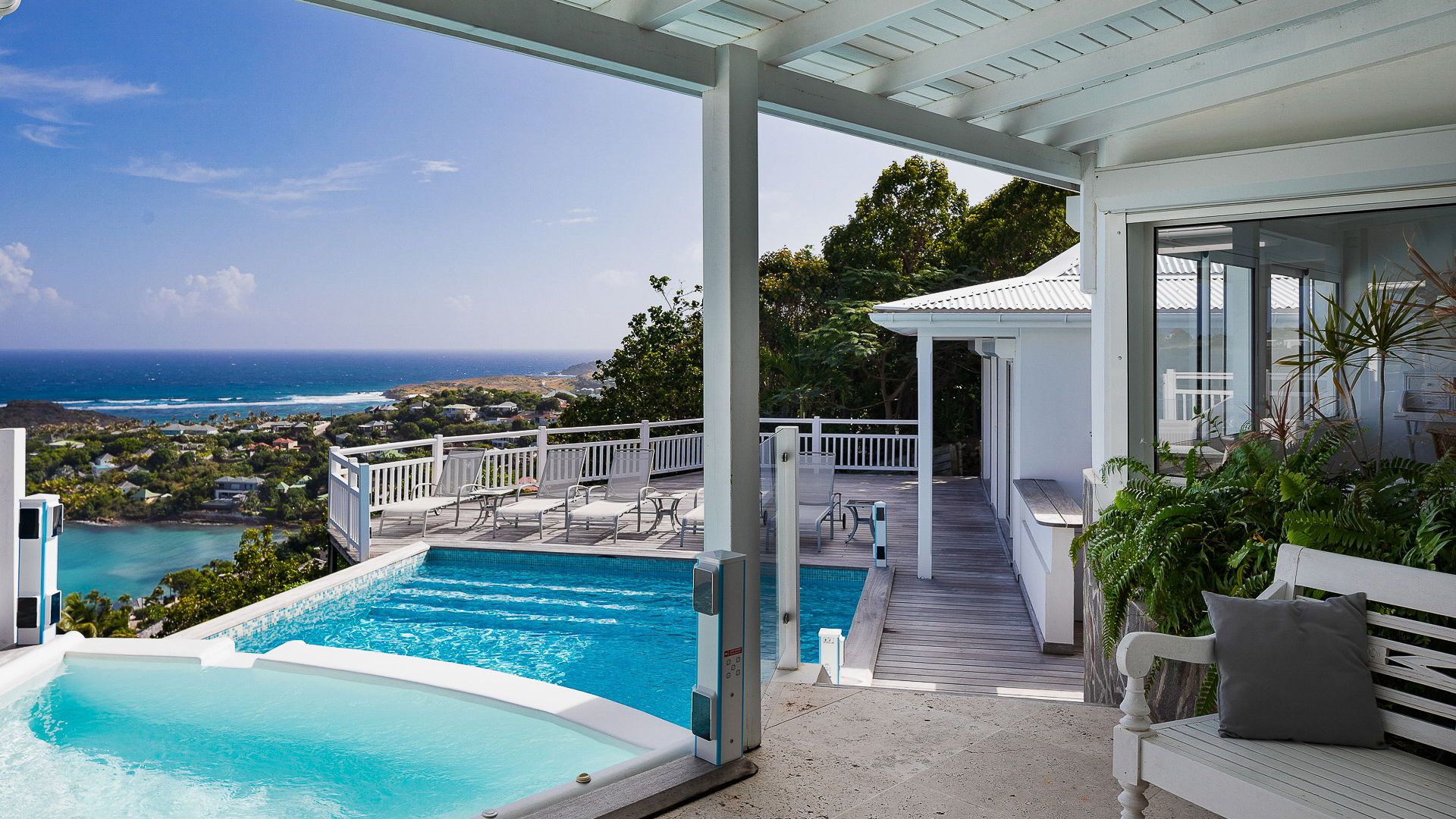 POOL & TERRACE