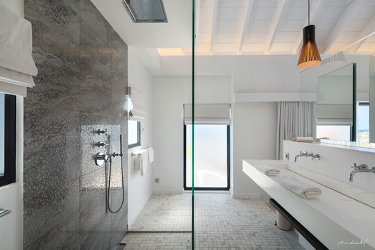VILLA IRIS BEDROOM2 4
