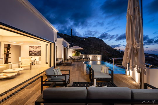 VILLA IRIS BY NIGHT 2