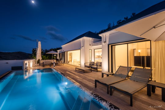 VILLA IRIS BY NIGHT 3