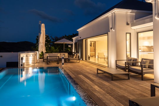 VILLA IRIS BY NIGHT 4
