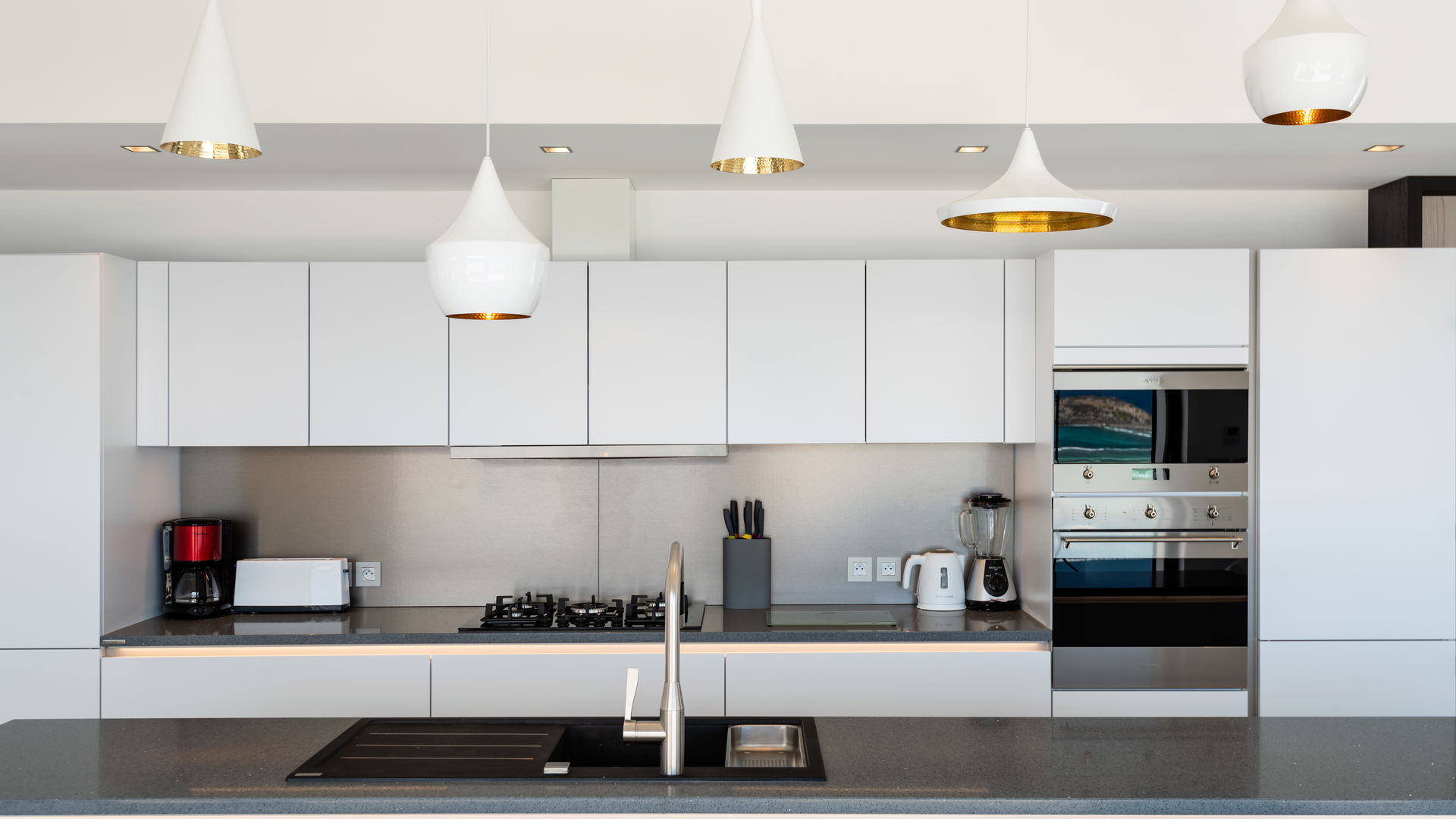 KITCHEN & DINING AREA