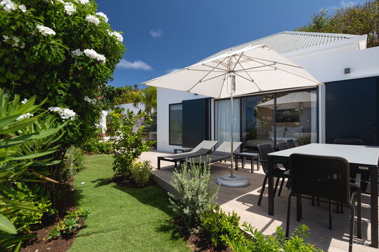 VILLA IRIS KITCHEN & DINING AREA 8