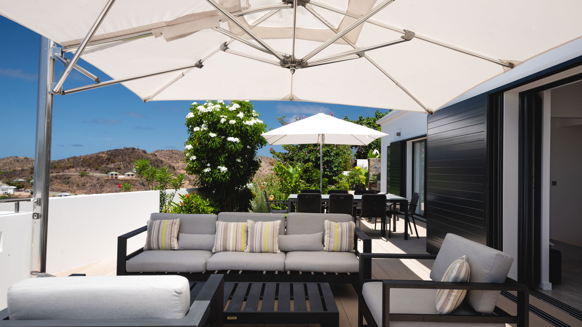 OUTDOOR LOUNGE AREA