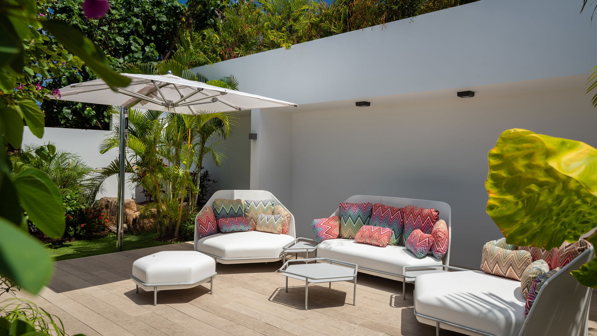 OUTDOOR LOUNGE AREA
