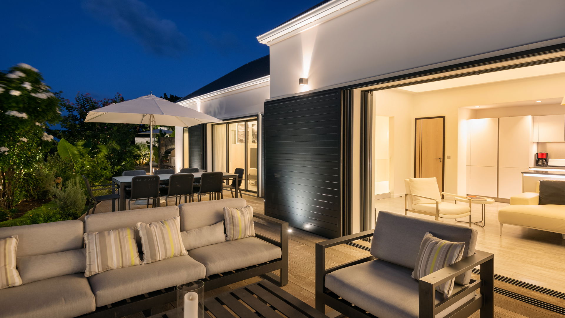OUTDOOR LOUNGE AREA