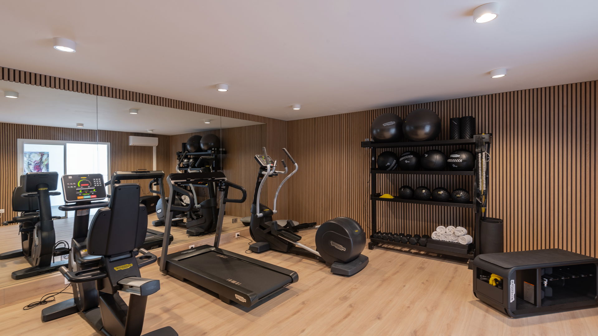 FITNESS ROOM