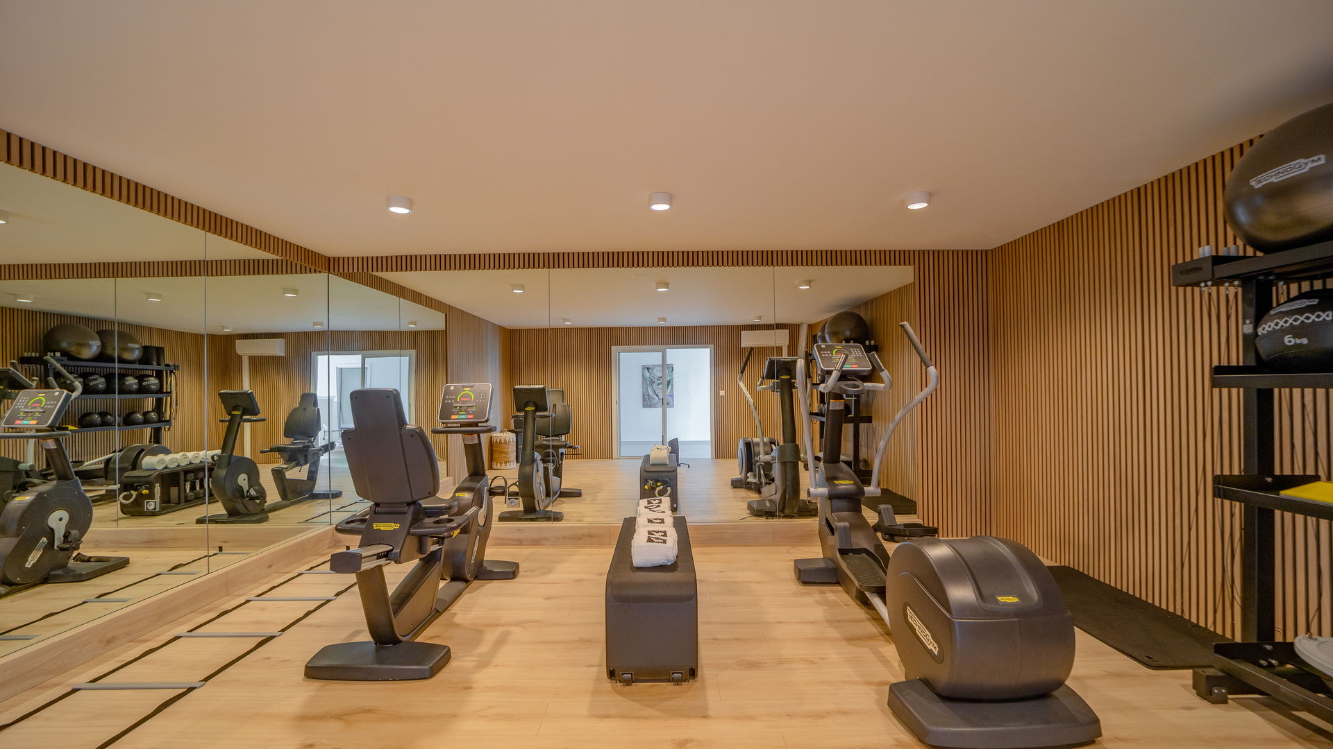 FITNESS ROOM