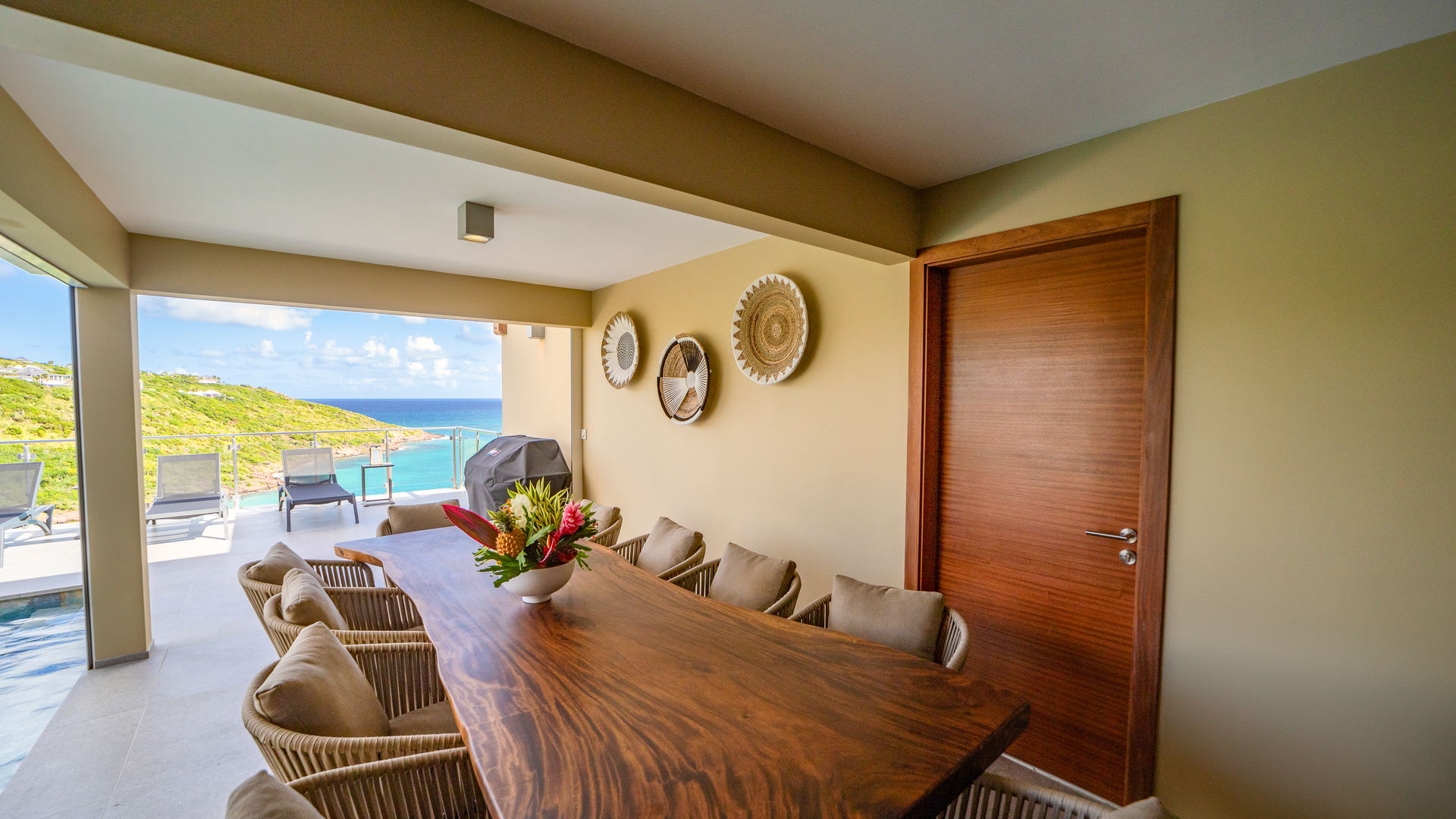 KITCHEN & DINING AREA