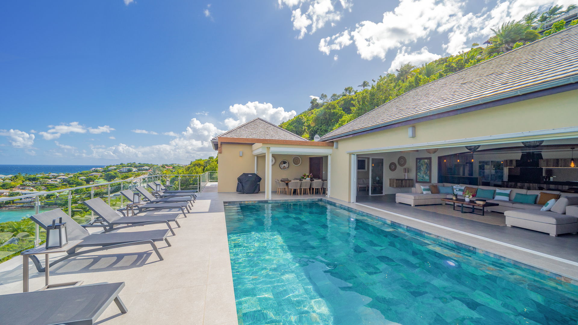 POOL & TERRACE