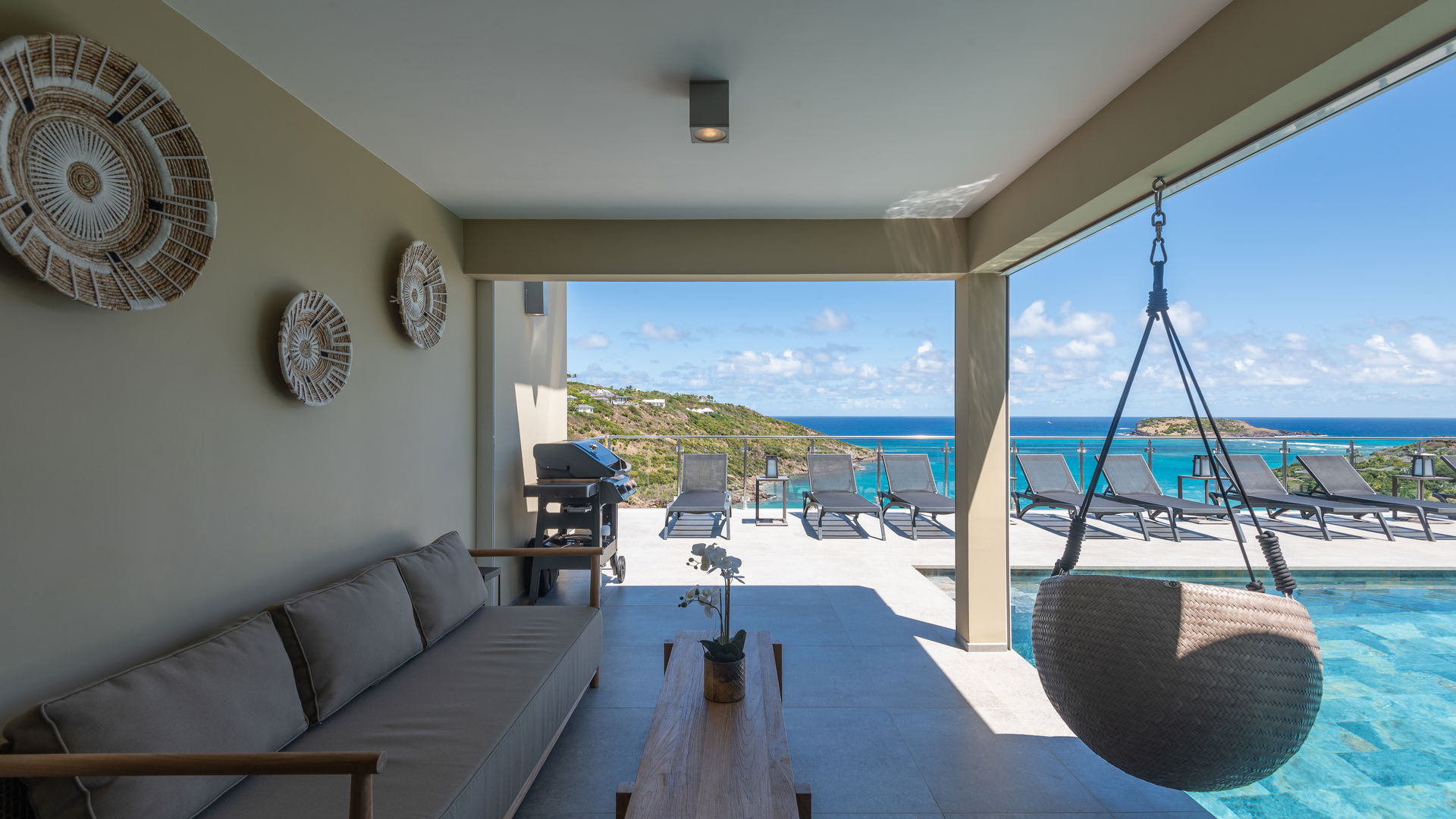POOL & TERRACE
