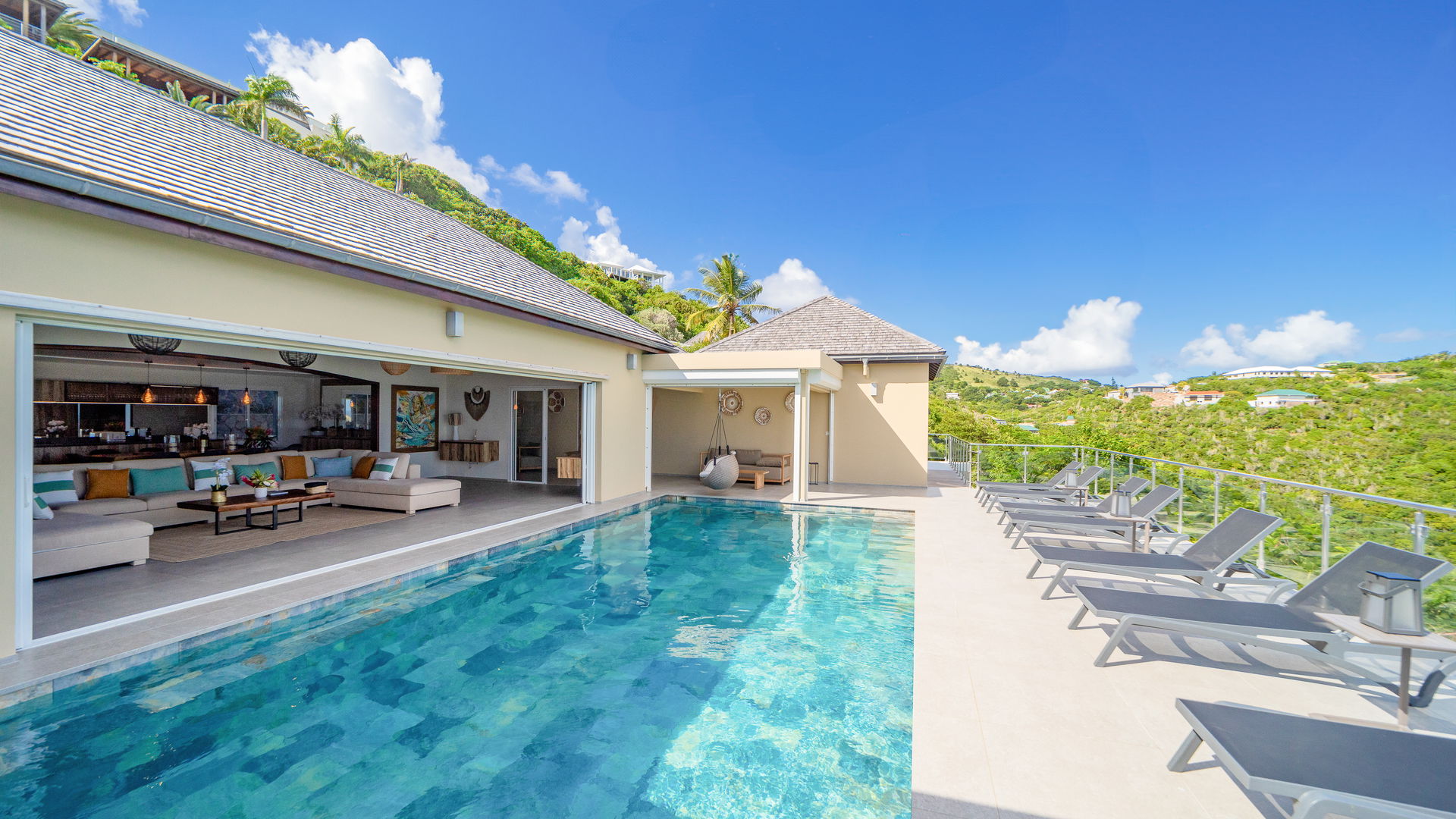 POOL & TERRACE