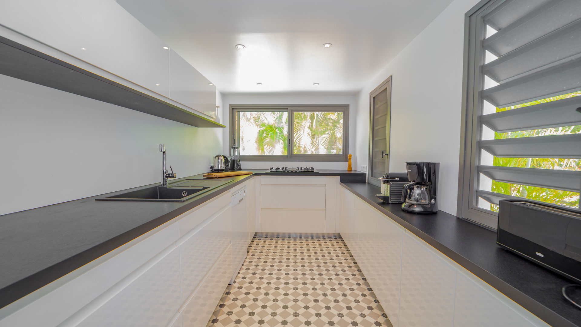 KITCHEN & DINING AREA