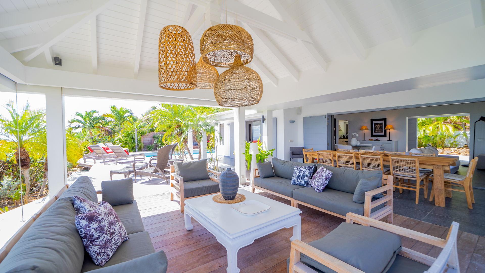 OUTDOOR LOUNGE AREA