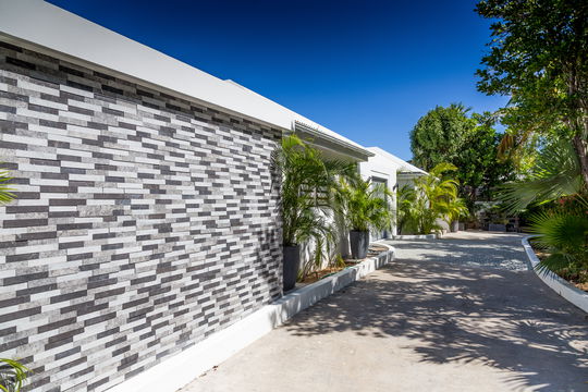 VILLA MANONJUL OUTDOORS 1