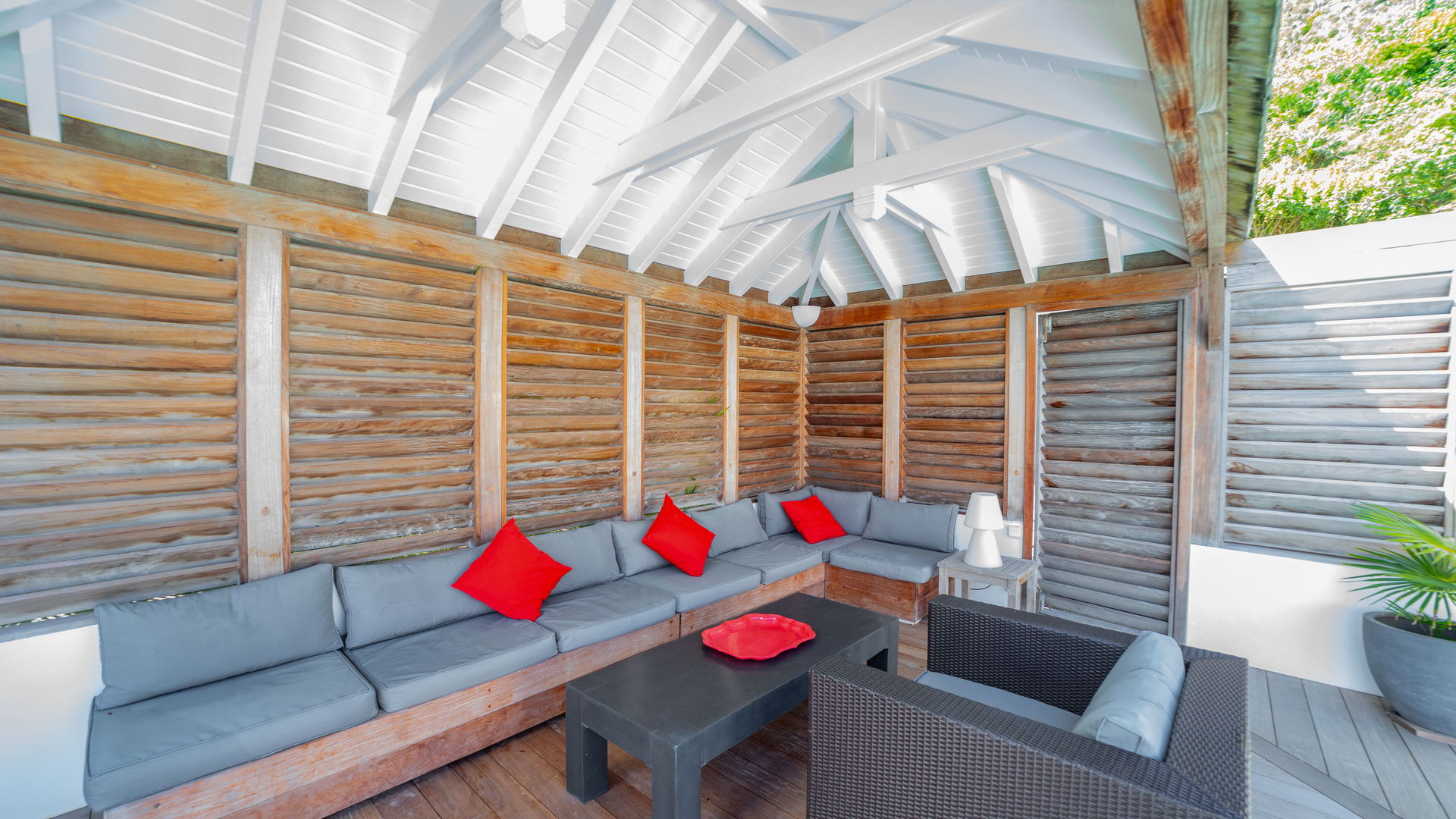 POOL & TERRACE