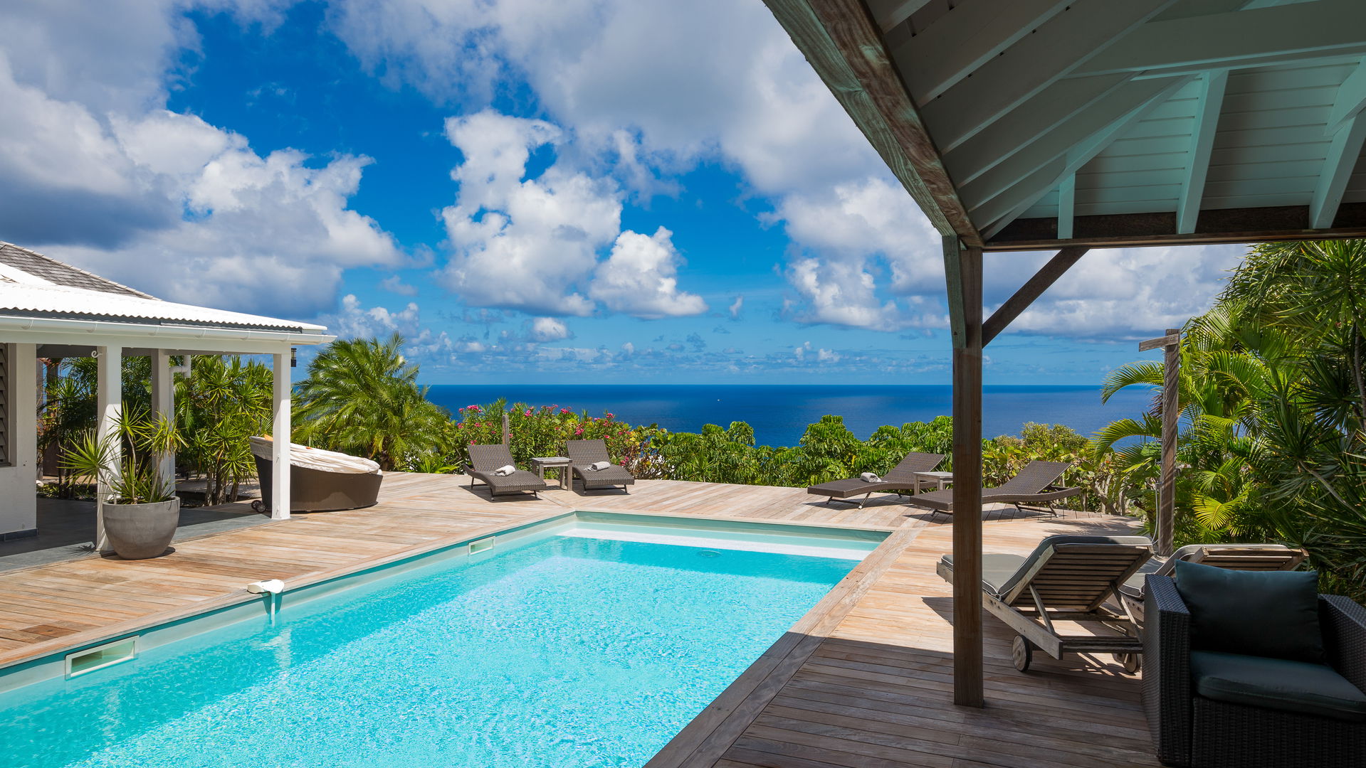 POOL & TERRACE