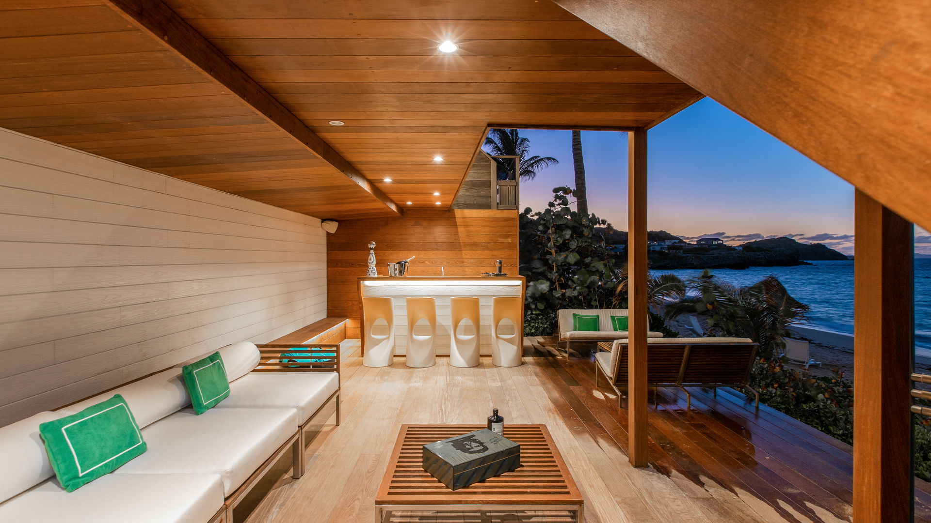 BEACH LOUNGE AREA