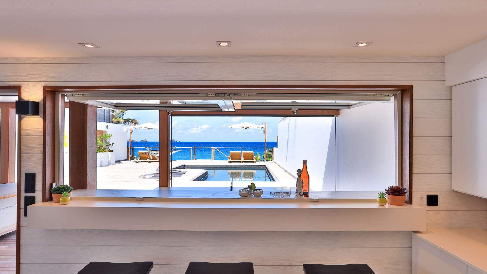 KITCHEN & DINING AREA
