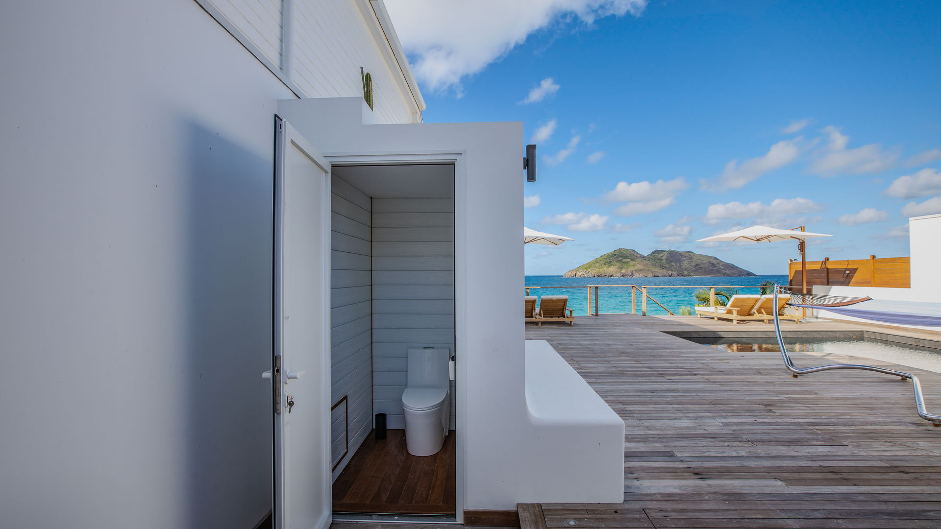 POOL & TERRACE