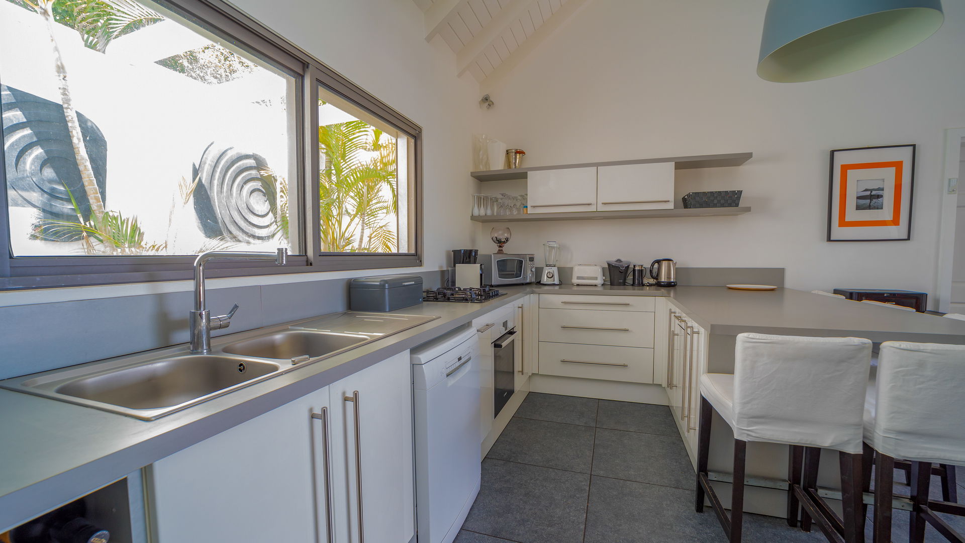KITCHEN & DINING AREA
