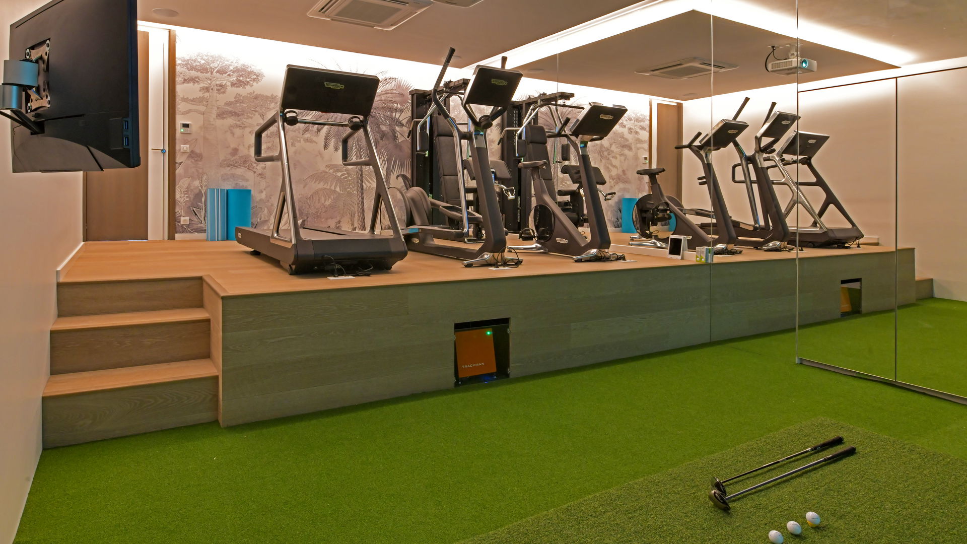 FITNESS ROOM