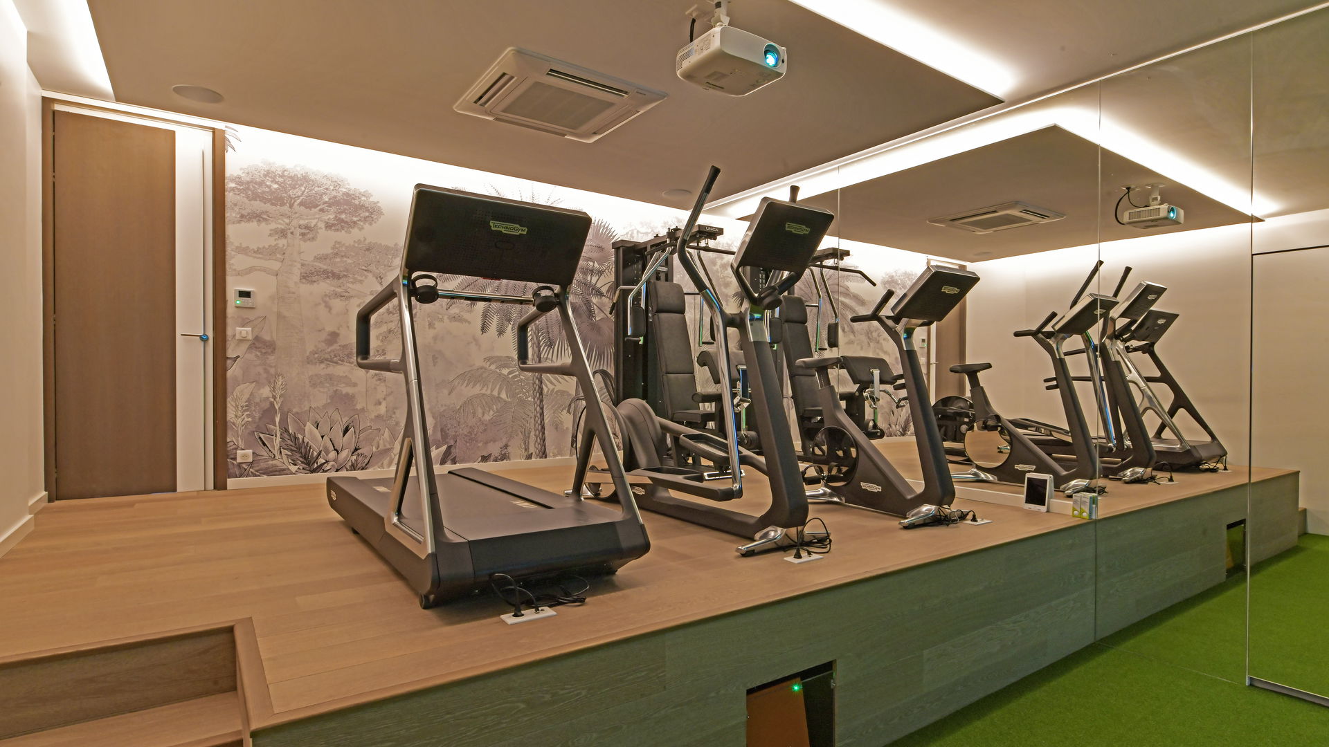 FITNESS ROOM