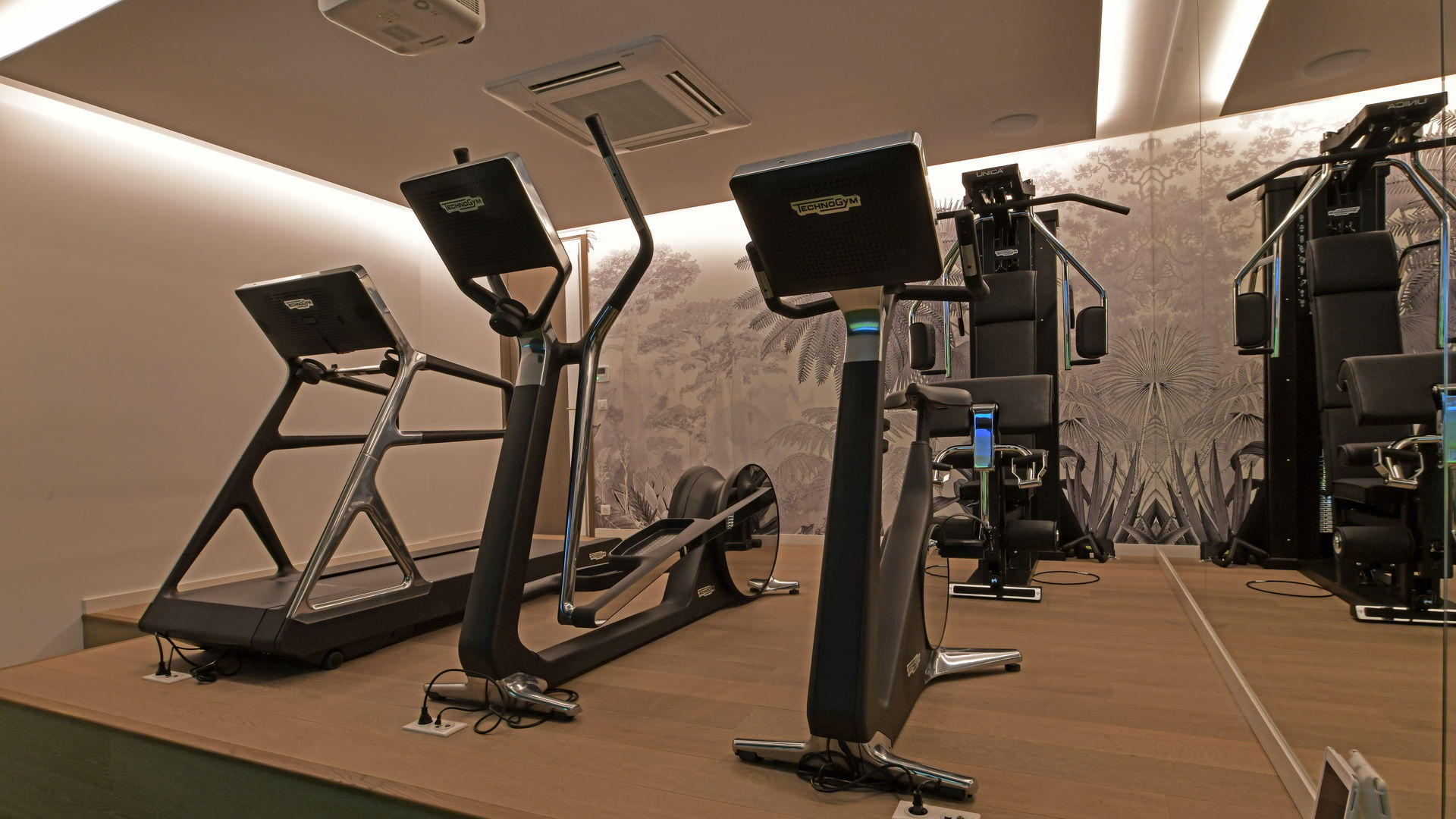 FITNESS ROOM
