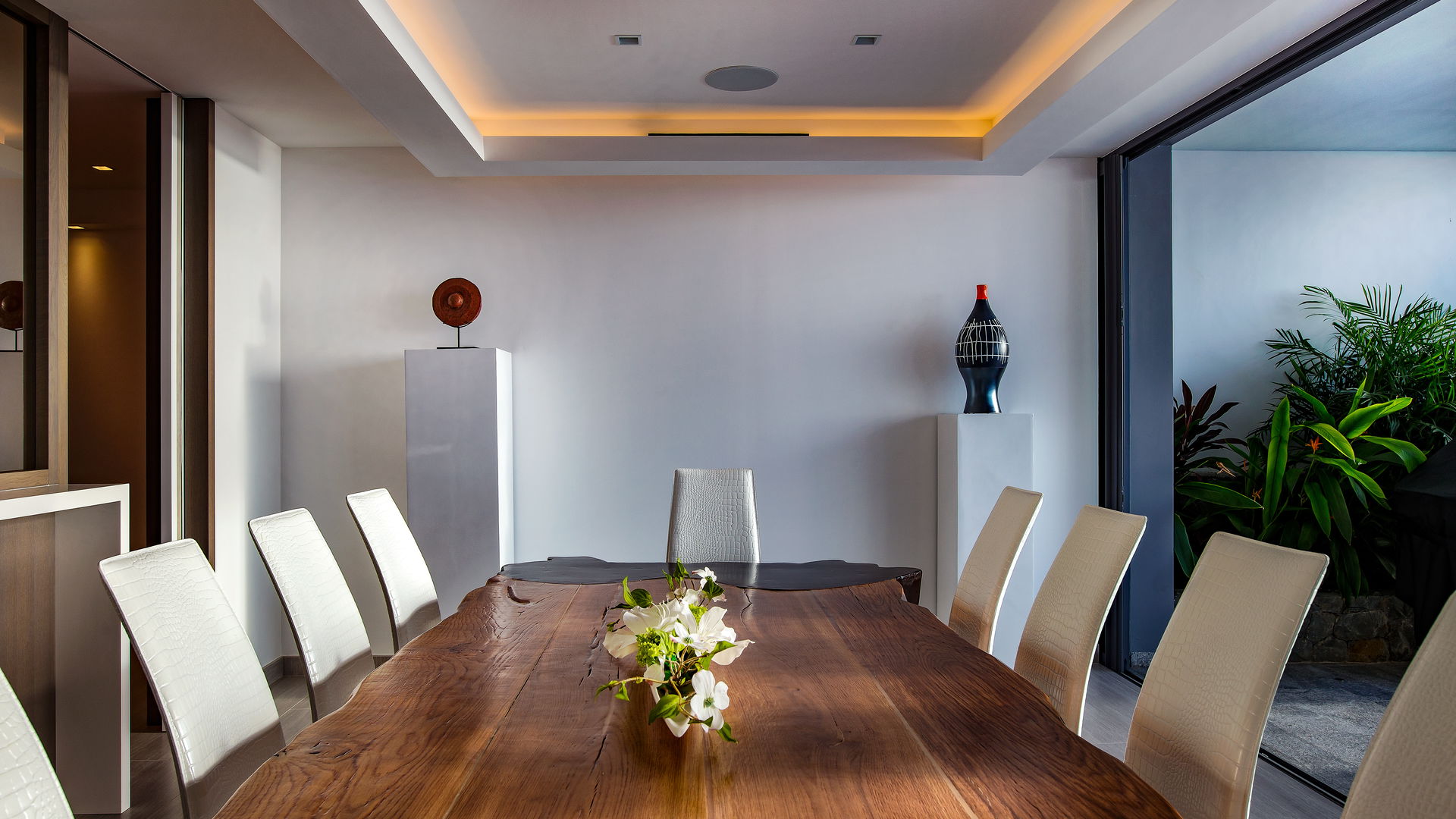 KITCHEN & DINING AREA