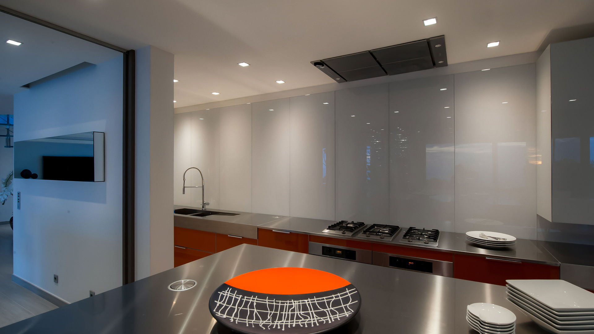 KITCHEN & DINING AREA