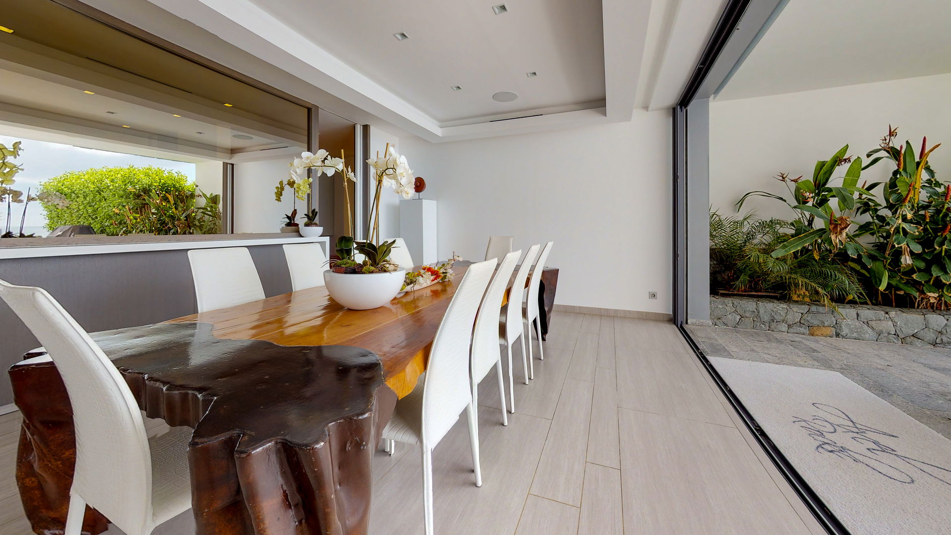 KITCHEN & DINING AREA