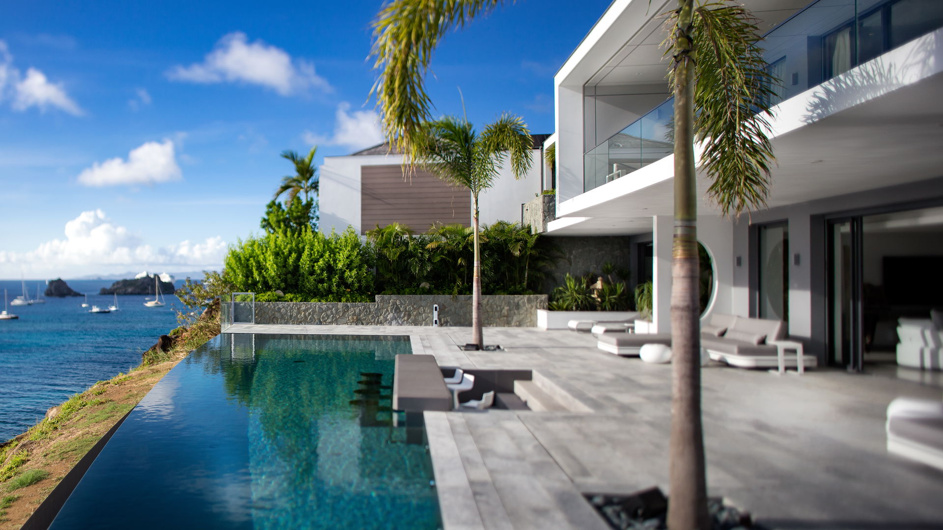 POOL & TERRACE