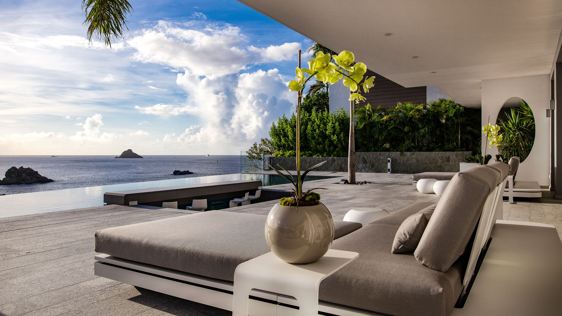 POOL & TERRACE