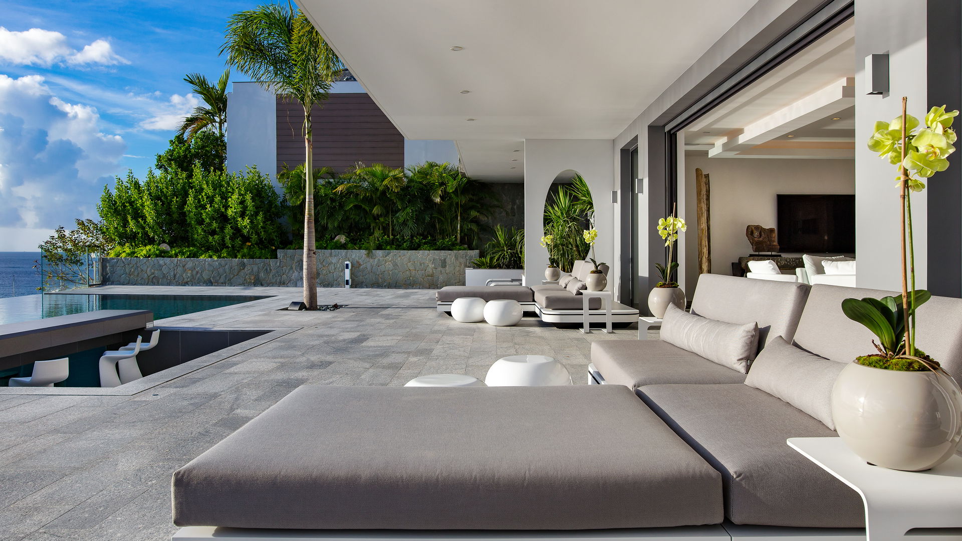 POOL & TERRACE