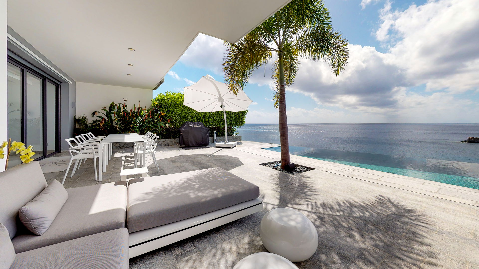 POOL & TERRACE
