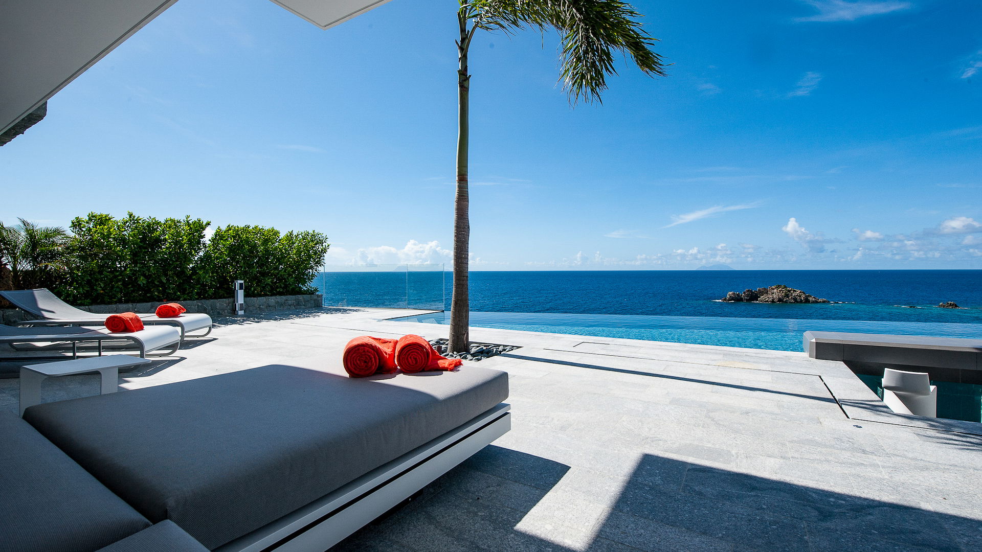 POOL & TERRACE