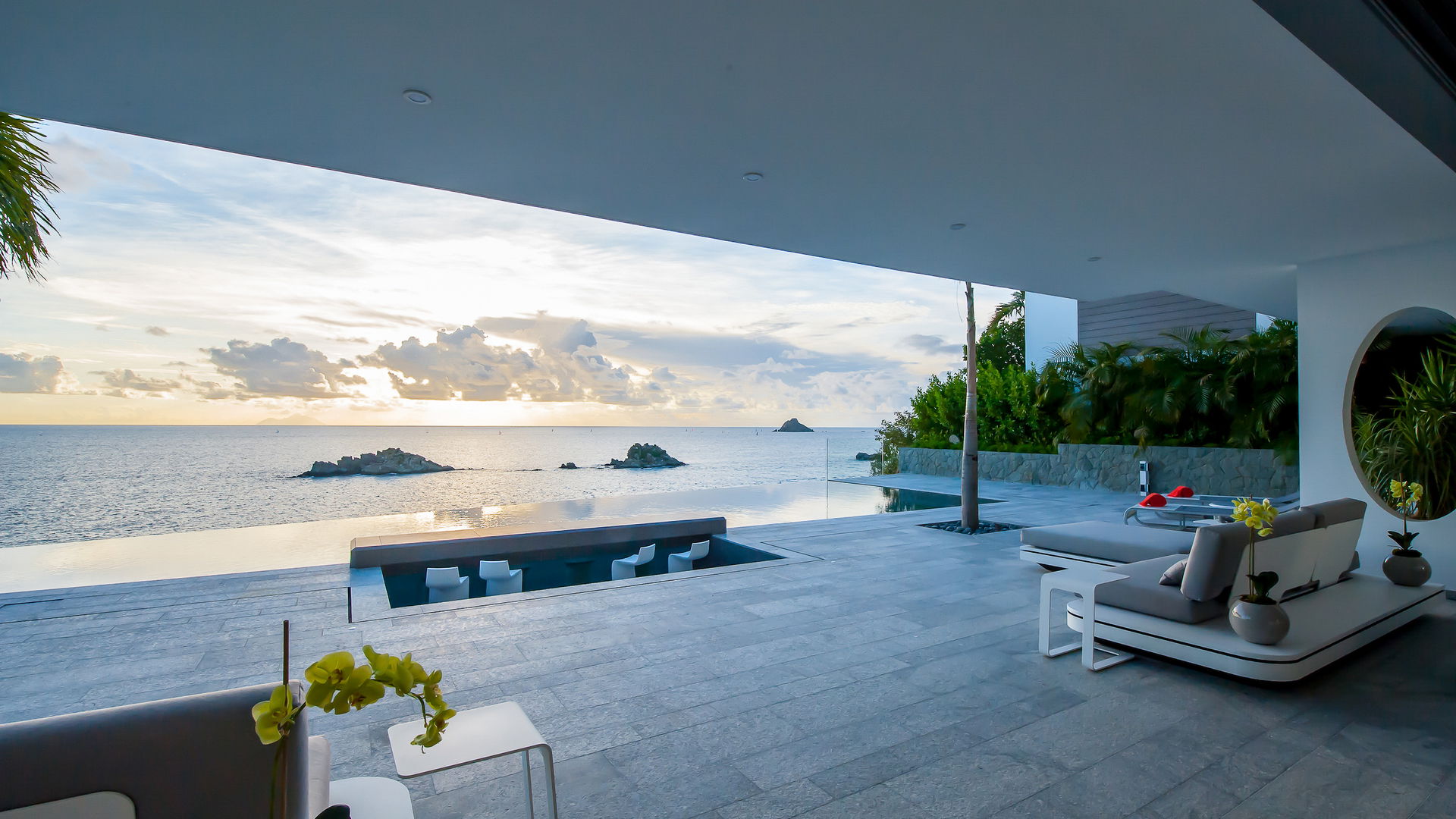 POOL & TERRACE