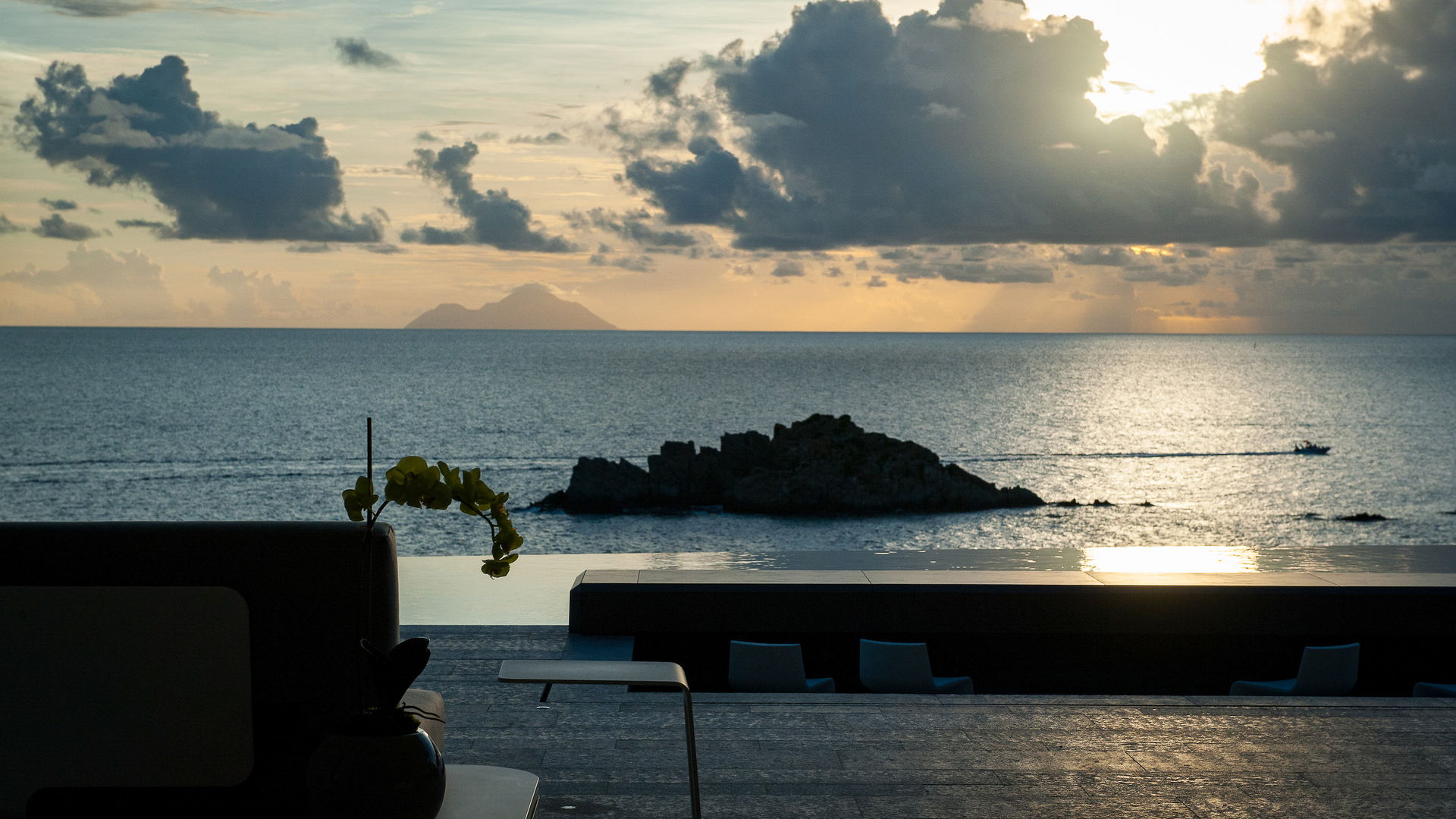 POOL & TERRACE