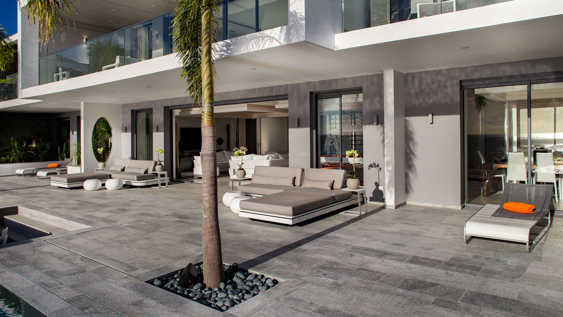 POOL & TERRACE
