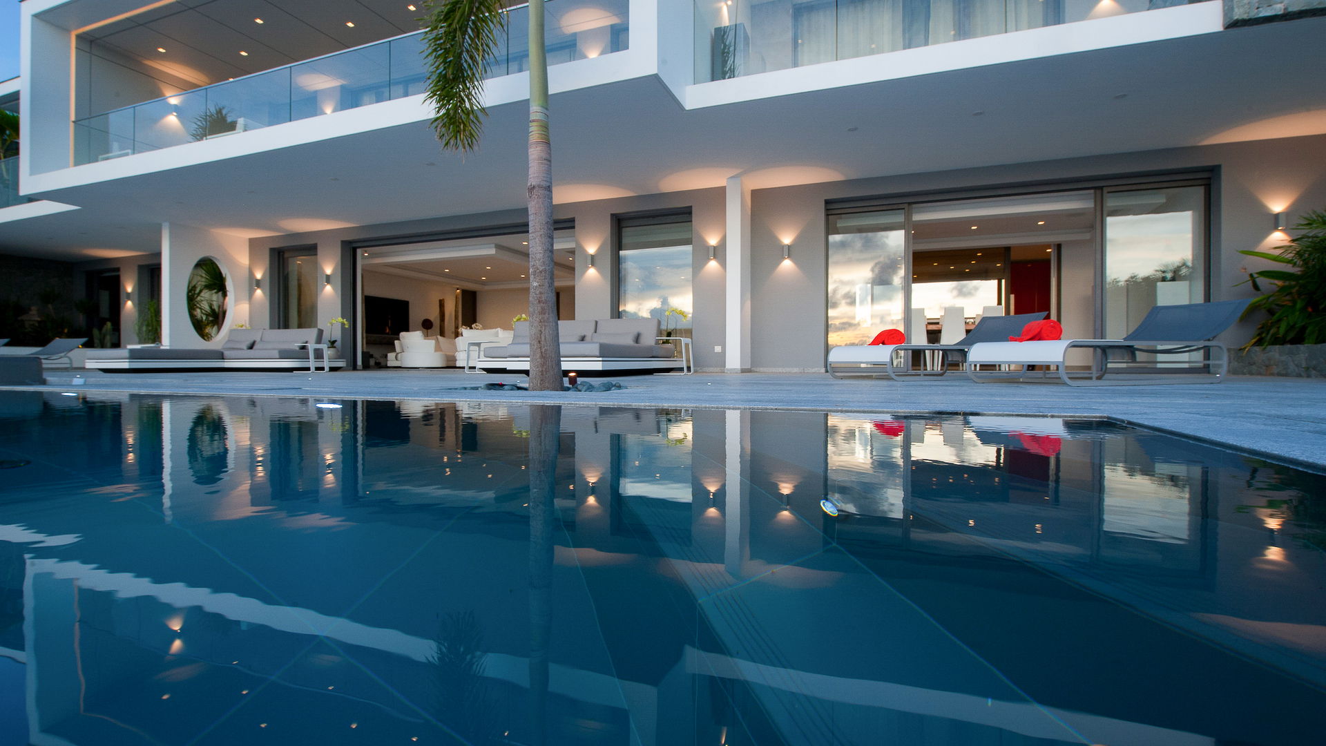 POOL & TERRACE